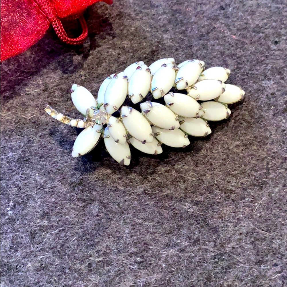 White vintage brooch - Picture 1 of 3